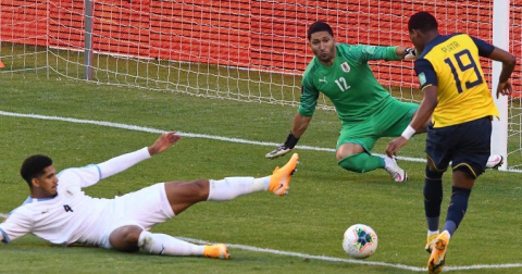 Plata antes de rematar al arco y marcar el cuarto gol ante Uruguay, el martes 13 de octubre de 2020.