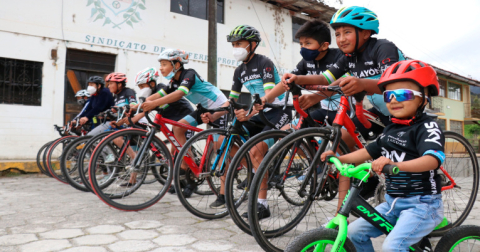 Niños y jóvenes de las nuevas generaciones de ciclistas de la escuela de El Playón.