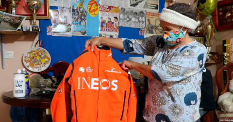 Cruz Elena Prado Enriquez, madre de Jhonatan Narváez, muestra la camiseta con la que suele entrenar su hijo cuando está en casa.