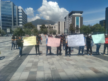 Aspirantes a agentes de seguridad penitenciaria realizaron plantones en los exteriores de entidades de Gobierno.