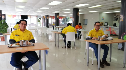 En el comedor el personal de Unacem se sienta por separado, el 5 de mayo.