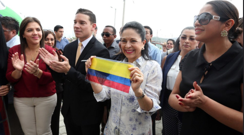 Iván Espinel junto a María Alejandra Vicuña (de rojo) y la primera dama, Rocío González, en un evento social en julio de 2017. 