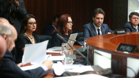 Asamblea de la Comunidad Andina de Naciones (CAN), el canciller saliente Guillaume Long presenta a la nueva canciller, María Fernanda Espinosa, que llevará la presidencia pro témpore de la CAN, el 9 de mayo de 2017.