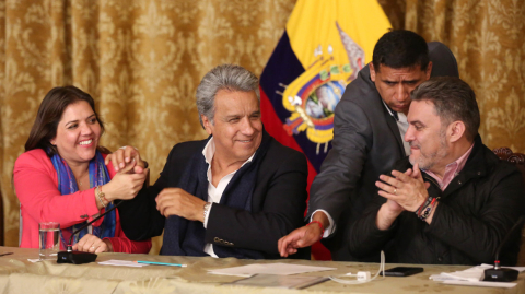 La vicepresidenta María Alejandra Vicuña, el presidente Lenín Moreno, y el presidente de la Asamblea, José Serrano, festejan los resultados de la consulta popular, el 4 de febrero de 2018.