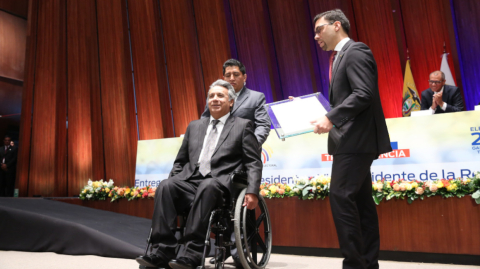 El presidente Lenín Moreno recibe su credencial de Presidente de la República de manos de Juan Pablo Pozo, presidente del CNE, el 16 de mayo de 2017.