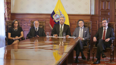 La presidenta de la Asamblea, Elizabeth Cabezas; el presidente del CPCCS Transitorio, Julio César Trujillo; el presidente Lenín Moreno; el contralor Pablo Celi, y el procurador Íñigo Salvador, en una reunión en Carondelet el 15 de enero de 2019.