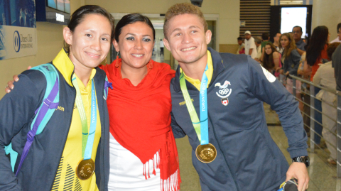 Los judocas Estefanía García y Lenin Preciado junto a Jessica Andrade, viceministra de Deporte, en su arribo al país el miércoles 16 de julio de 2015, después de lograr medalla de oro en los Juegos Panamericanos de Toronto. 