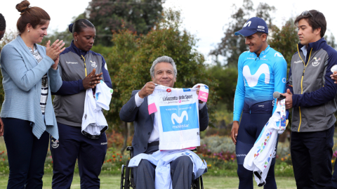 Reunión de Lenín Moreno con varios deportistas en 2018, uno de ellos, Richard Carapaz. 