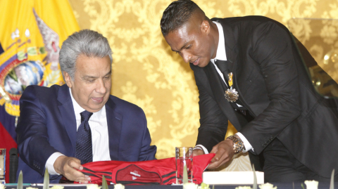 Lenín Moreno condecoró al futbolista Antonio Valencia con la Orden Nacional al Mérito, en el Grado de Oficial por su trayectoria deportiva internacional, el 13 de mayo de 2019. 