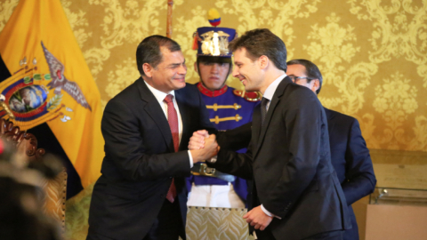 Rafael Correa durante el acto de juramento de Guillaume Long como Ministro de Cultura y Patrimonio, en abril de 2015.