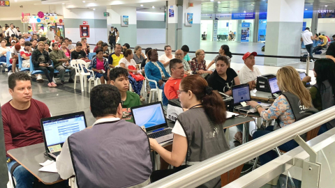 En la delegación del CNE de Guayas se registró una importante afluencia de público, para solicitar el cambio de domicilio, el 7 de mayo de 2024.