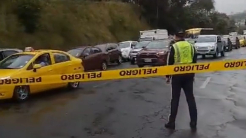 Agentes metropolitanos de tránsito controlan la circulación en la avenida Occidental, en Quito, el 8 de mayo de 2024.