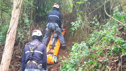 Efectivos del Cuerpo de Agentes de Control rescatan un cadáver en Quito.
