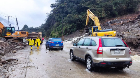 Vehículos circulan por la vía Cuenca-Molleturo-El Empalme, el 8 de mayo de 2024.