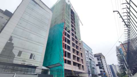 Un edificio se levanta en el norte de Quito, el 10 de mayo de 2024.