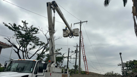 Un camión con técnicos de CNEL EP en trabajos de reparación en Guayas, el 6 de mayo de 2024.