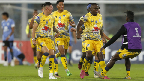 Los jugadores de Delfín celebran el gol de José Angulo, ante Belgrano, el 9 de mayo de 2024. 