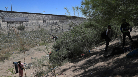 Migrantes permanecen en las inmediaciones de la frontera con Estados Unidos, el 2 de mayo de 2024.