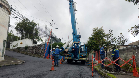 Imagen referencial de trabajadores de la Empresa Eléctrica de Quito en labores de mantenimiento, en el norte de Quito, abril de 2024. 