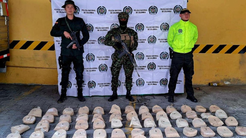 Integrantes de la Policía mientras custodian 53,5 kilos de heroína incautada en Nariño (Colombia), el 9 de mayo de 2024. 