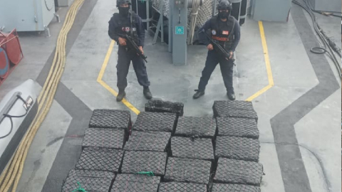 Un cargamento de droga decomisado en el suroeste de Galápagos el 9 de mayo de 2024.