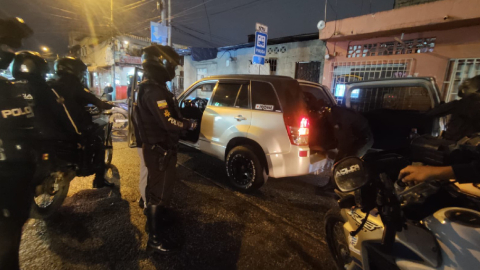 Un operativo policial en Guayaquil el 8 de abril de 2024.