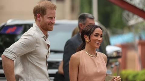 El príncipe Harry de Inglaterra y su esposa, Meghan Markle, durante su visita a Nigeria.