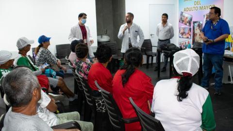 Jubilados del IESS reciben una charla de salud en el Hospital General Manta del IESS. 