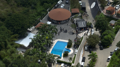 Vista panorámica de la finca allanada por la Policía Nacional, en la vía a la Costa, Guayaquil, 10 de mayo de 2024.