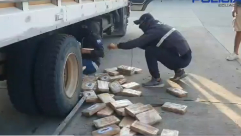 Policía interceptó un camión con cocaína en Manabí.