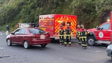 Bomberos de Quito atienden a personas heridas en un accidente de tránsito registrado en el sur de la ciudad, el 12 de mayo de 2024.