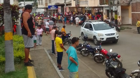 Gente se acerca al gabinete del centro de Tosagua.