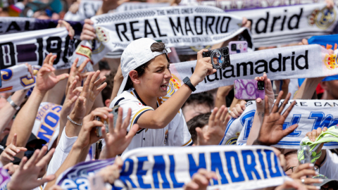 Seguidor del Real Madrid tras ganar el título de la Liga española de 2024, en la plaza Cibeles de Madrid, el 12 de mayo de 2024.