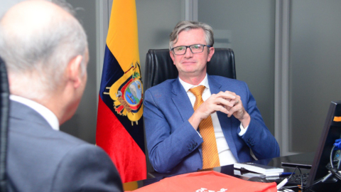 Imagen referencial del ministro de Economía, Juan Carlos Vega, en una reunión con el embajador de España, Erik Yturriaga Saldanha, el 11 de abril de 2024. 