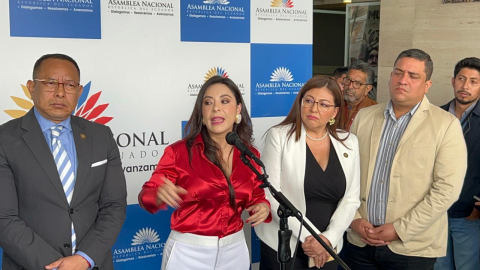 La asambleísta Pamela Aguirre, junto a otros asambleístas de Revolución Ciudadana, tras la comparecencia de la fiscal Diana Salazar, el 13 de mayo de 2024.