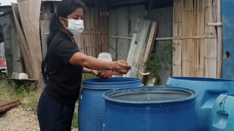 Una trabajadora del Ministerio de Salud destruye criaderos de mosquitos en la parroquia Tenguel,  el 13 de mayo de 2024.