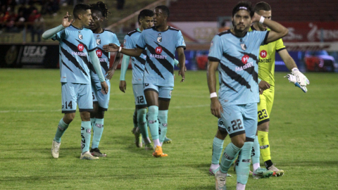 Jugadores de Cumbayá en el partido ante Deportivo Cuenca, 10 de mayo de 2024.