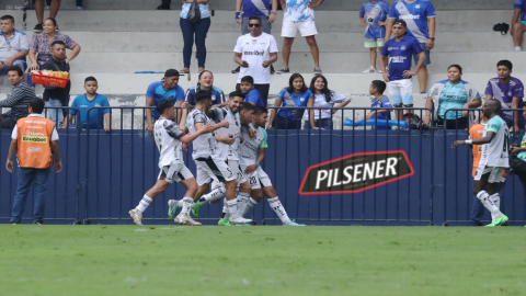 Los jugadores de Macará festejan el gol de Facundo Pons ante Emelec, el 18 de mayo de 2024.