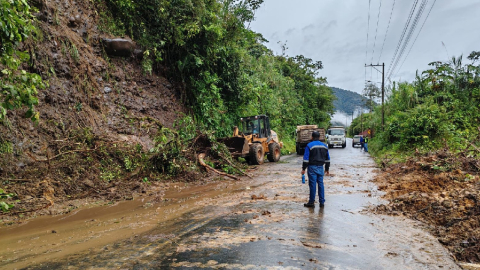 Un deslizamiento de tierra en la vía Puyo-Baños el 5 de mayo de 2024.