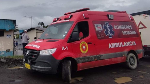 Los bomberos de Morona ya están en las labores de rescate de las víctimas del accidente en Macas, el 17 de mayo de 2024.