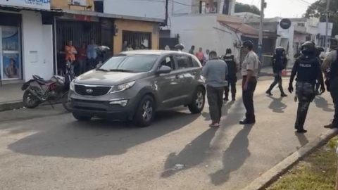 Policías junto al carro en que murió Claudia Matínez, el 17 de mayo de 2024, en Portoviejo.