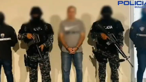 Uno de los detenidos durante el decomiso de una tonelada de cocaína en Machala.