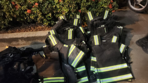 La Policía Nacional decomisó chalecos y material de uso policial, durante un allanamiento en Flor de Bastión.