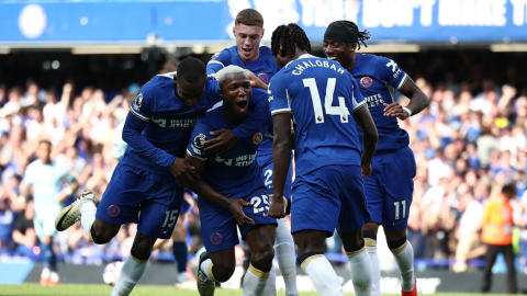 Moisés Caicedo (centro) festeja con sus compañeros el gol que le anotó al Bournemouth, el 19 de mayo de 2024, por Premier League.