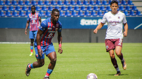 Jugadores de Deportivo Quito y Vinotinto en el partido por la Fecha 5 de la Segunda Categoría, 19 de mayo de 2024.