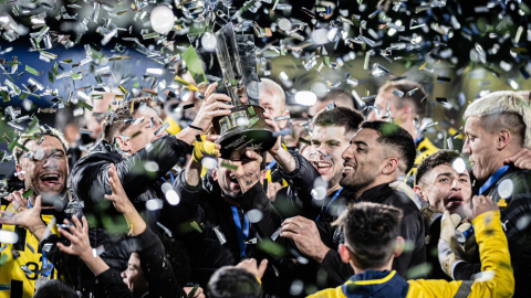 Jugadores de Peñarol con el trofeo del Torneo de Apertura de Uruguay, 18 de mayo de 2024.