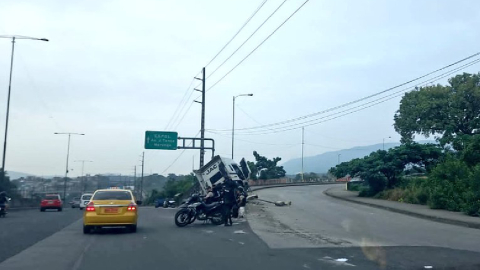 El tráiler que transportaba cocaína se estrelló en la entrada de Socio Vivienda, en la Perimetral.