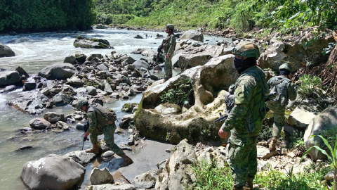 Un soldado murió y otro desapareció durante acciones militares en Carchi.