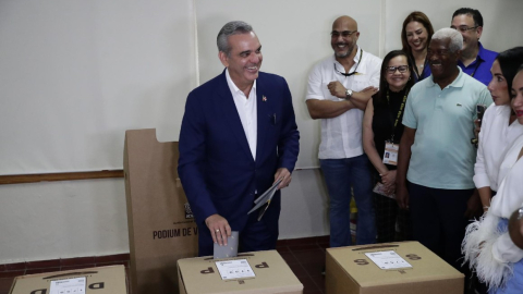 El presidente dominicano Luis Abinader vota el 19 de mayo de 2024.