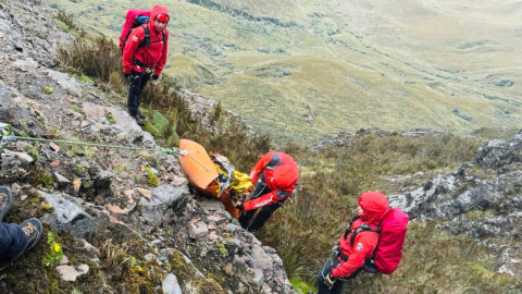 Personal de Bomberos de Quito en una operación de búsqueda y rescate en el Rucu Pichincha, el 19 de mayo de 2024.